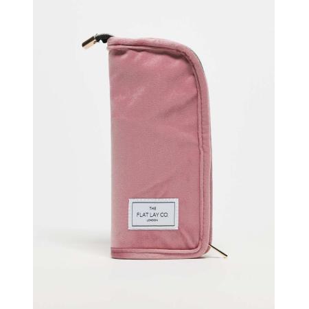 The Flat Lay Co. Staande make-up tas van fluweel voor kwasten in roze