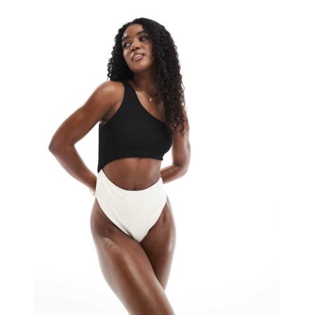 The Frolic Exclusives Badpak met blote schouder en uitsnijding in zwart en crème kleurvlakken