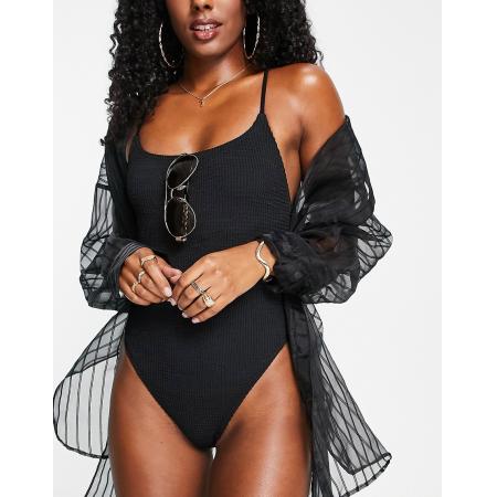 South Beach Getextureerd badpak met gekruiste bandjes op de rug en hoog uitgesneden beengaten in zwart