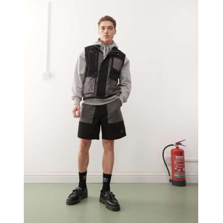 Umbro - Shorts met riem in zwart en grijs