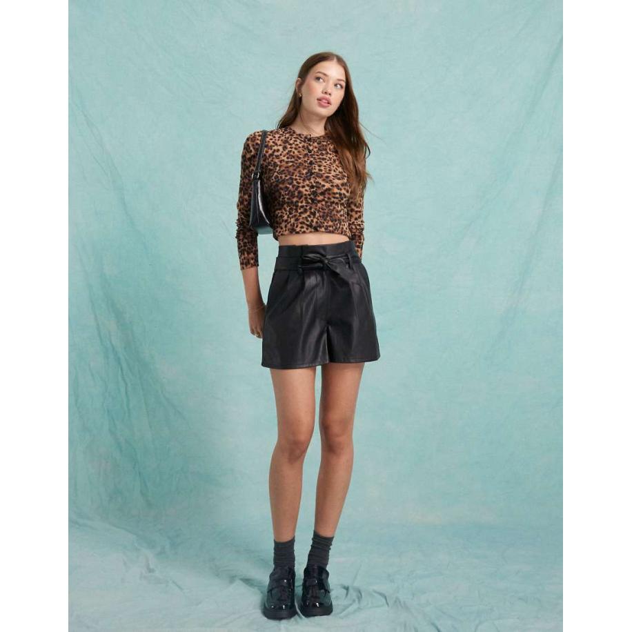 Miss Selfridge Short van imitatieleer met hartvormige zakken in zwart Zwart
