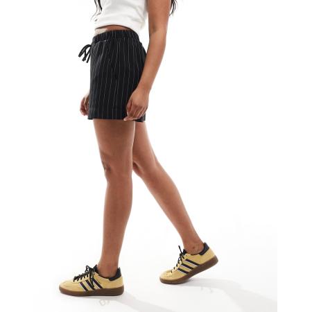 ASOS DESIGN Elegante gestreepte short met elastische taille in zwart-Veelkleurig
