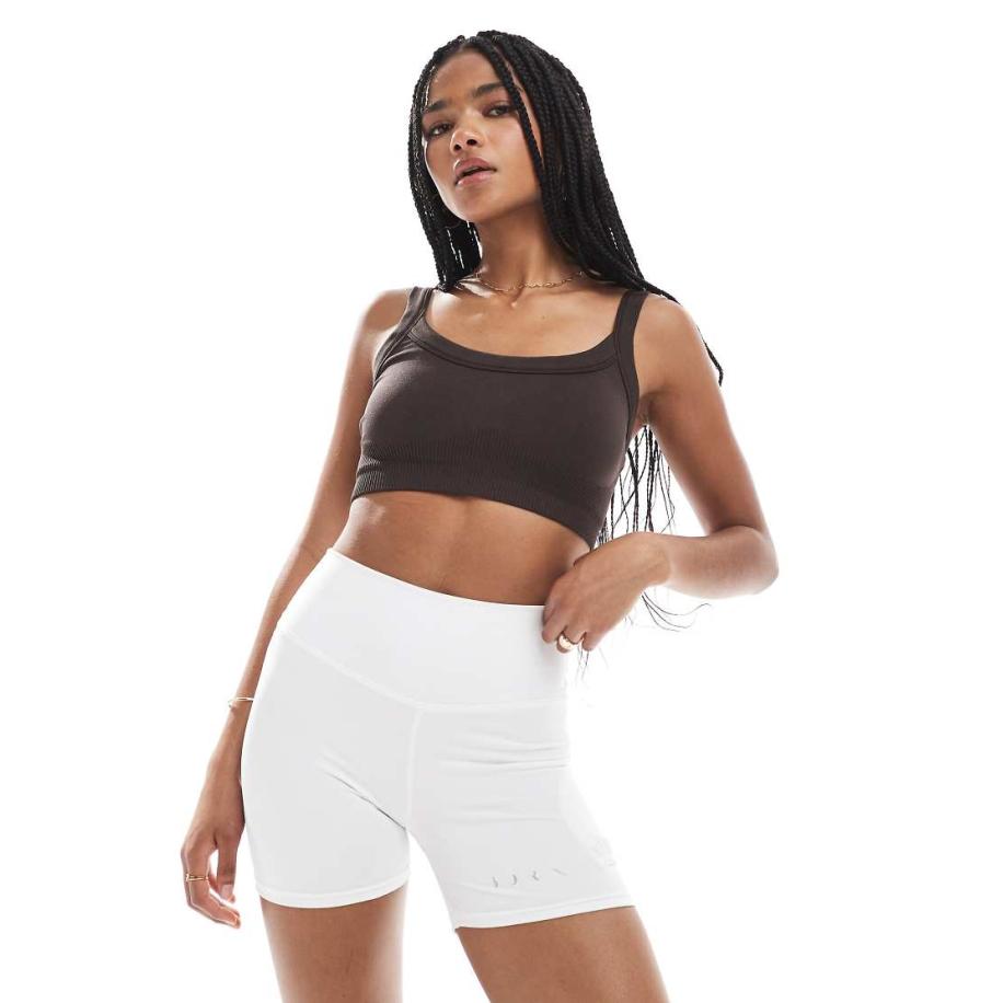 Born Living Yoga Retro short met zijzak in wit Wit