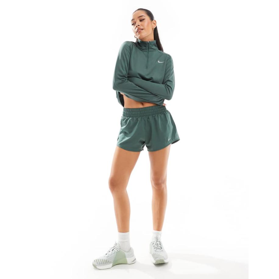 Nike One Trainingsshort met halfhoge taille in groen Groen