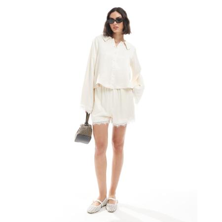 Miss Selfridge Shorts met kant en satijn in ecru, deel van co-ord set-Neutraal
