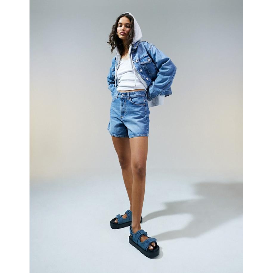 ASOS DESIGN Denim dad short in mid-wash blauw Blauw