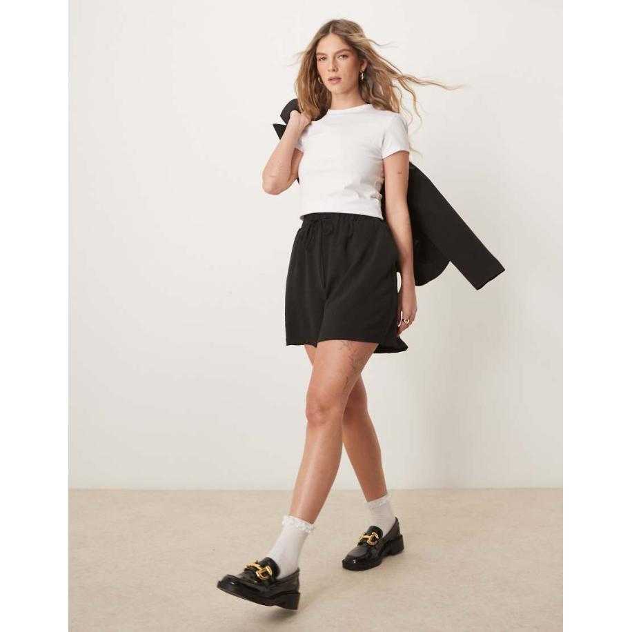 VILA Losvallende short met gestrikte taille in zwart Zwart