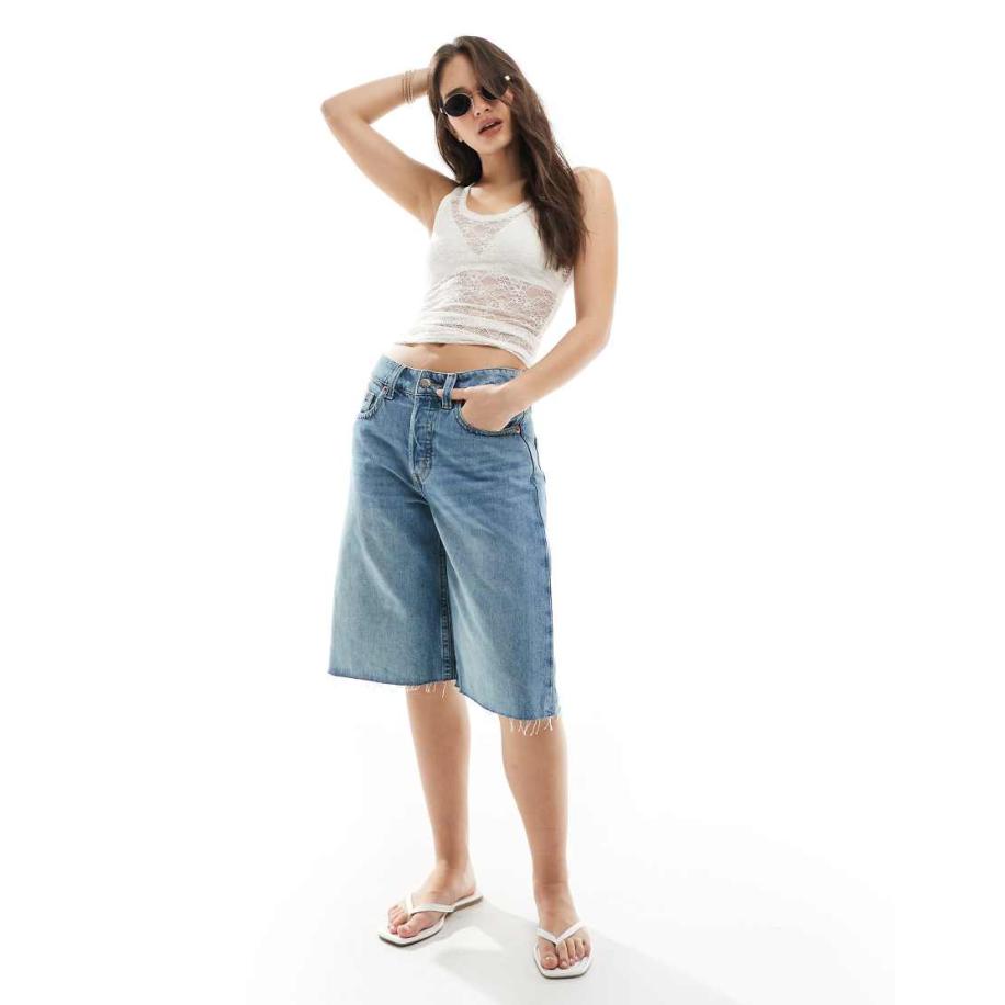 Monki Peggy Baggy denim short met lage taille in middenblauwe wassing Blauw