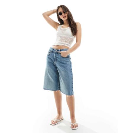 Monki Peggy Baggy denim short met lage taille in middenblauwe wassing