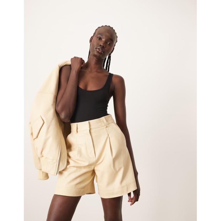 ARRANGE Premium Shorts van leer in gebroken wit, deel van co-ord set-Geel Geel