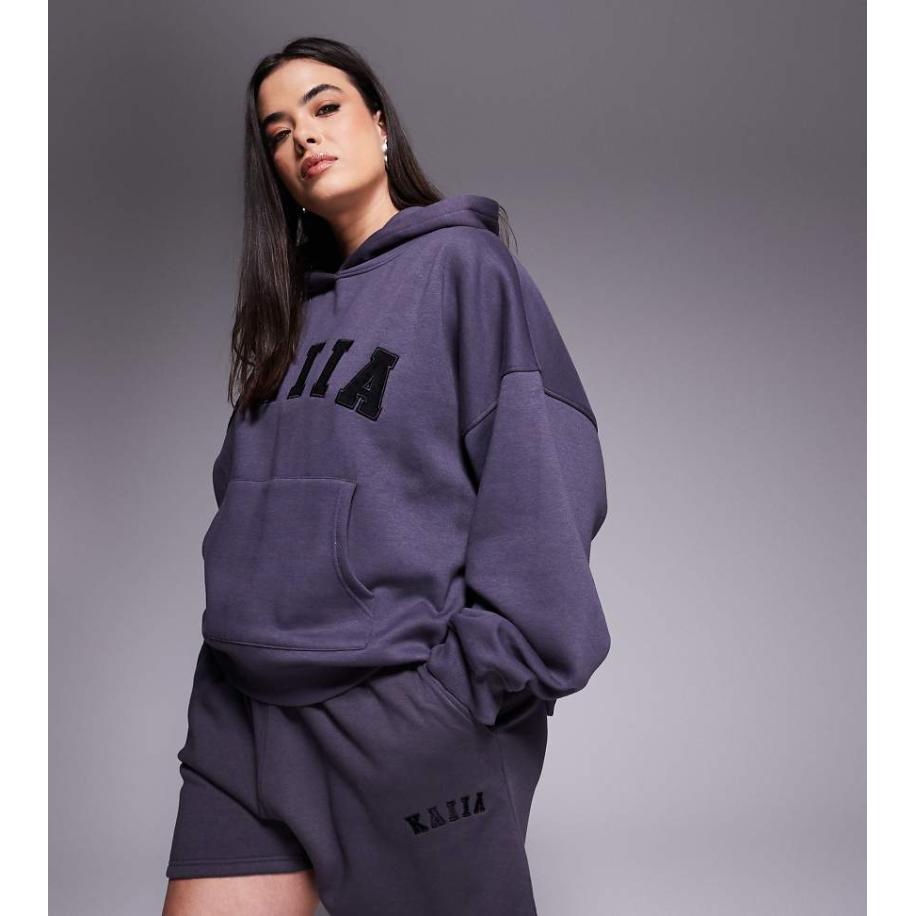 Kaiia Plus Sweatshort in donkergrijs, deel van co-ord set Grijs