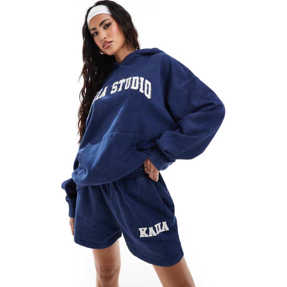 Kaiia Sweatshort met applicatie in denim blauw, deel van co-ord set Blauw