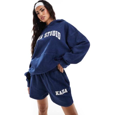Kaiia Sweatshort met applicatie in denim blauw, deel van co-ord set