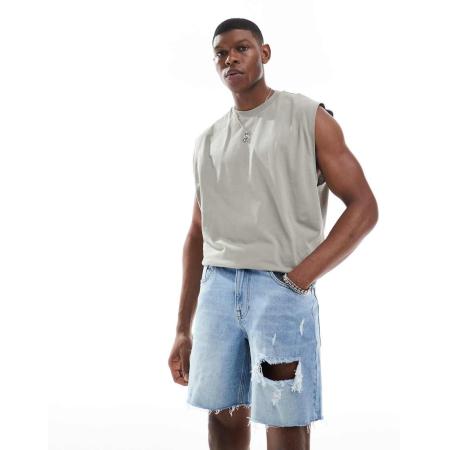 ASOS DESIGN - Smalle halflange denim short met scheuren en wassing in lichtblauw