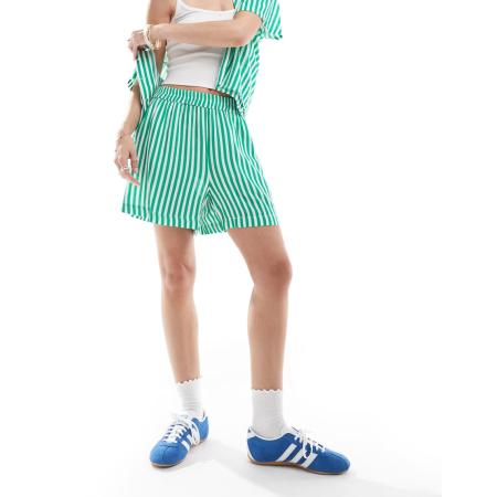 Pieces Gestreepte boyfriend short in groen en wit, deel van co-ord set