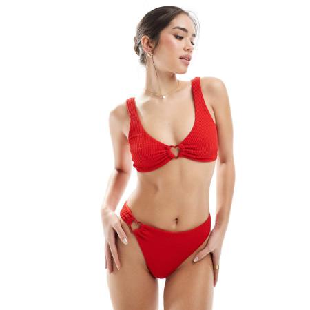 The Frolic Exclusives Hoogopgesneden bikinibroekje van kreukelstof met hartdetail in rood, deel van co-ord set