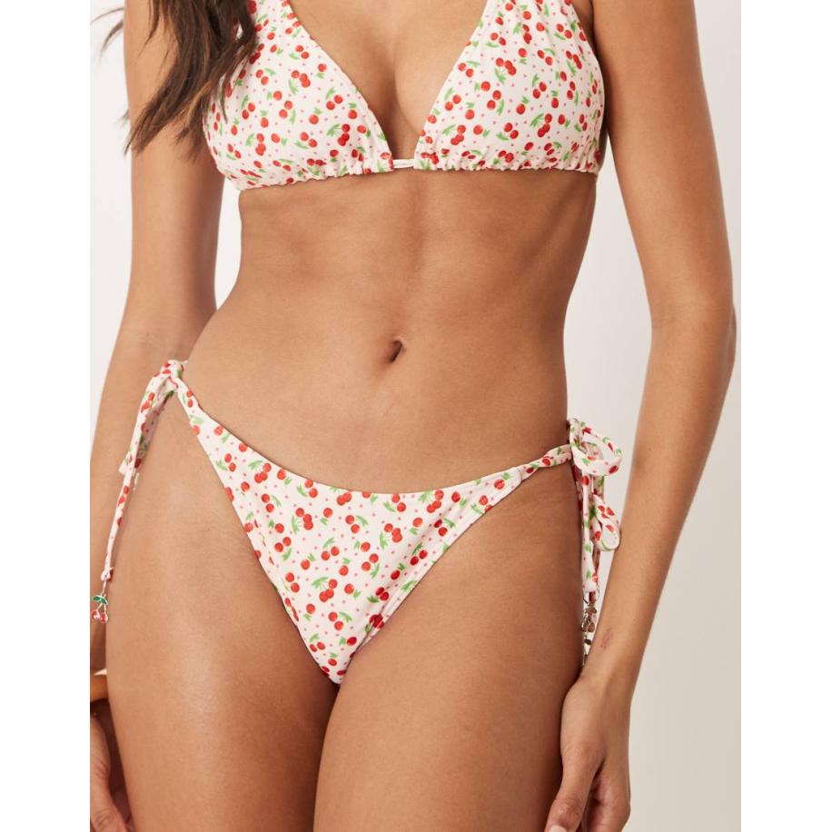Peek & Beau Vollere Cupmaten Bikinibroekje met kersenprint en gestrikte zijkanten in roze Roze