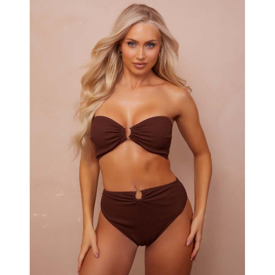 Wolf & Whistle x Abby Benson Vollere buste Bikinibroekje van kreukelstof met hoge taille en gouden afwerking in bruin Bruin