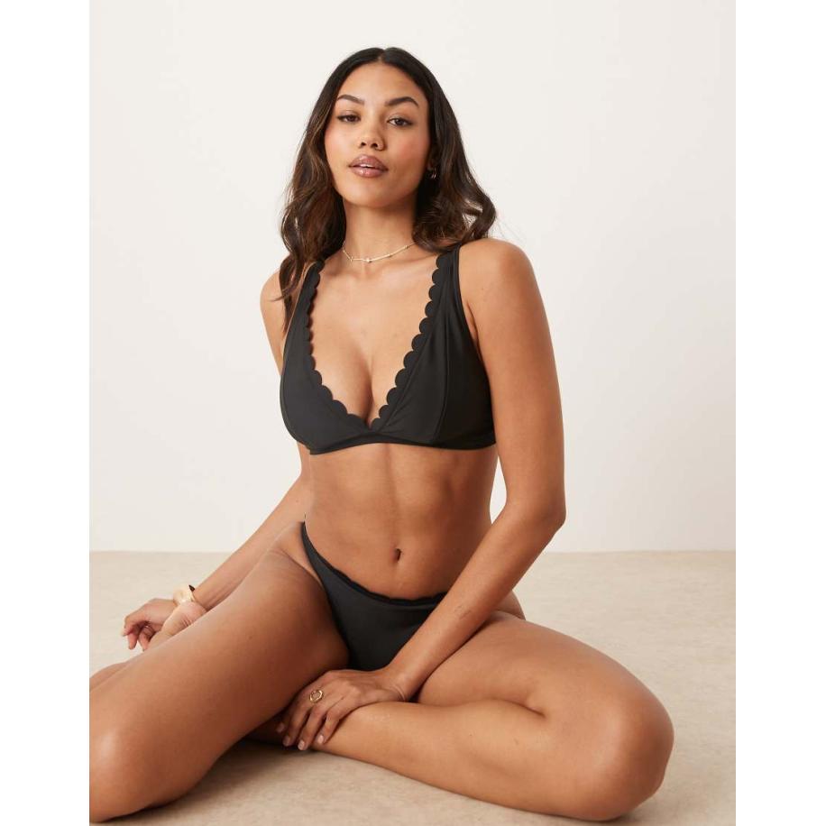 Peek & Beau Vollere Cupmaten Triangel bikinitopje met geschulpte randen in zwart Zwart