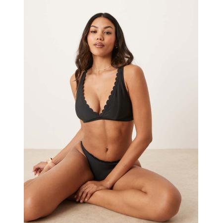 Peek & Beau Vollere Cupmaten Triangel bikinitopje met geschulpte randen in zwart