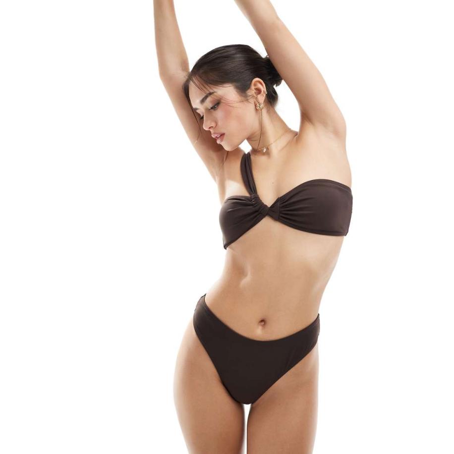 4th & Reckless Asymmetrisch bikinitopje met blote schouder in chocoladebruin, deel van co-ord set Bruin
