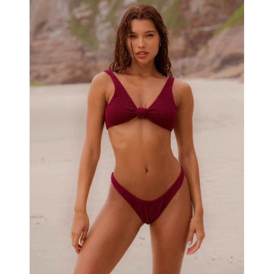 Moda Minx X Agnes Pimentel Bikinitopje van kreukelstof met geknoopte voorkant in bessenrood Rood