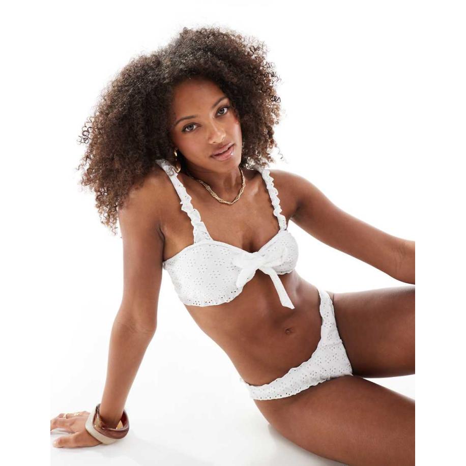 Miss Selfridge Bikinitopje met broderie, ruches en strik aan de voorkant in crème-Groen Groen