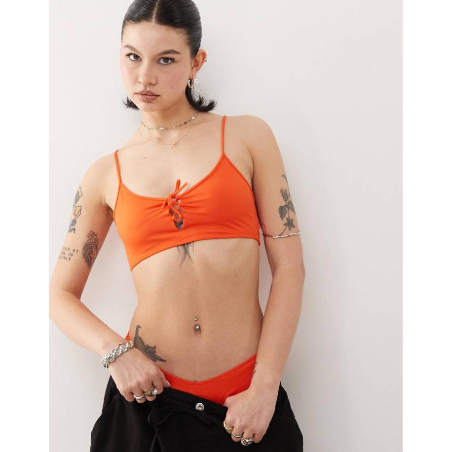 Monki Mix en match Bikinitopje met lage ronde hals en gestrikte voorkant in perzikkleur-Oranje Oranje