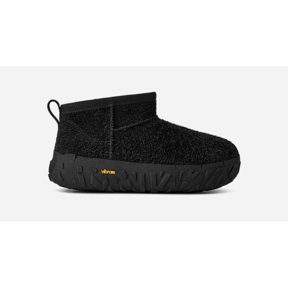 UGG® Classic Ultra Mini Wrap Tech-laars in Black, Maat 41, Suede Zwart