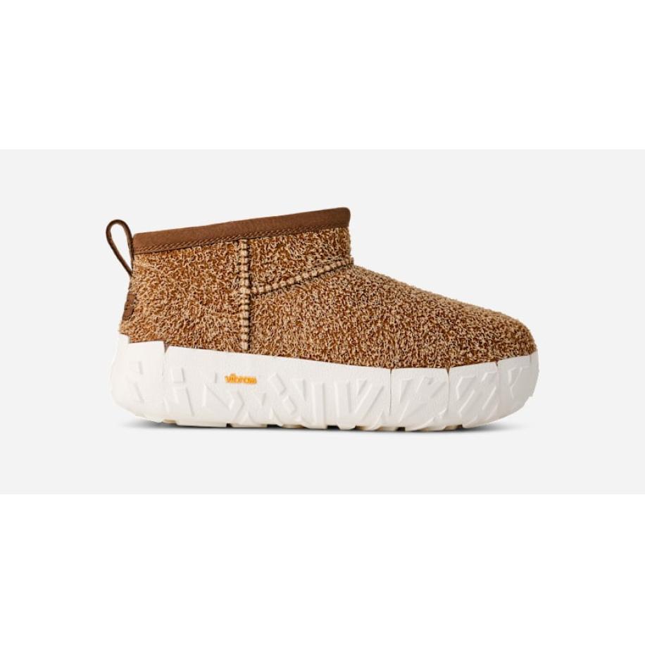 UGG® Classic Ultra Mini Wrap Tech-laars in Brown, Maat 46, Suede Rood