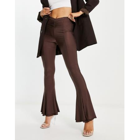 Annorlunda Flared discobroek in hoogglans chocoladebruin