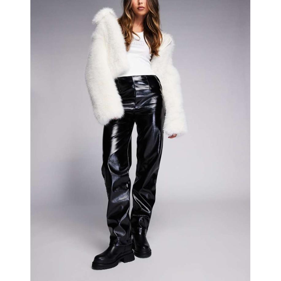 ASOS DESIGN Broek met hoogglanzende leerlook en rechte pijpen en studs in zwart Zwart