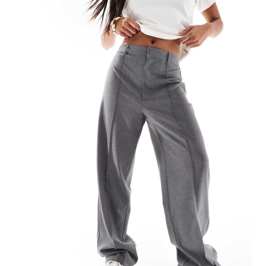 Pull & Bear Petite Elegante broek met rechte pijpen en naad aan de voorkant in grijs Grijs