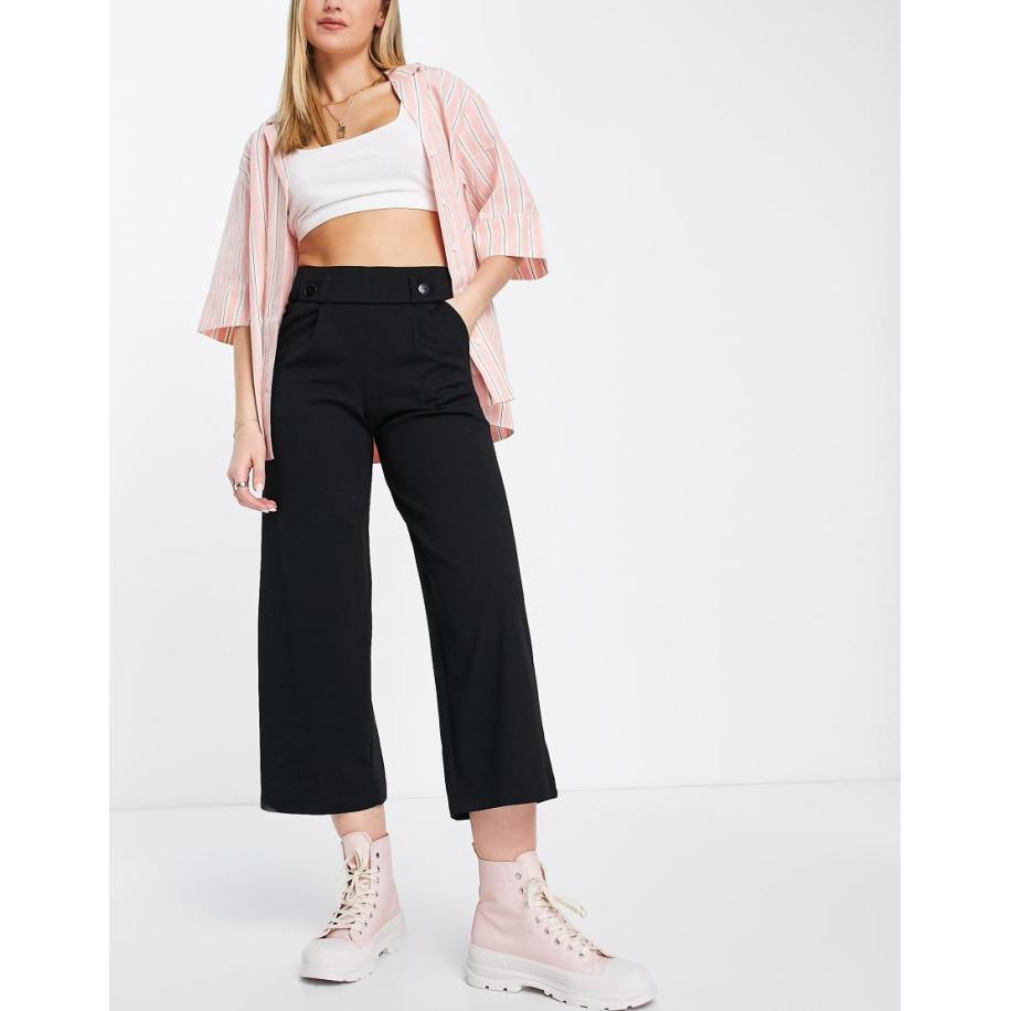 JDY Cropped culottes met knoopje in zwart Zwart