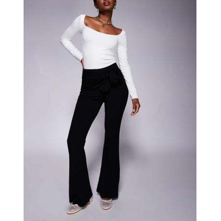 ASOS DESIGN Flared broek met hoge taille en gestrikte riem in zwart