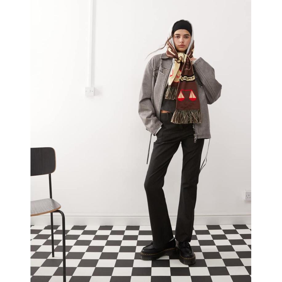 COLLUSION Kick flare broek met lage taille en krijtstreep in zwart-Grijs Grijs