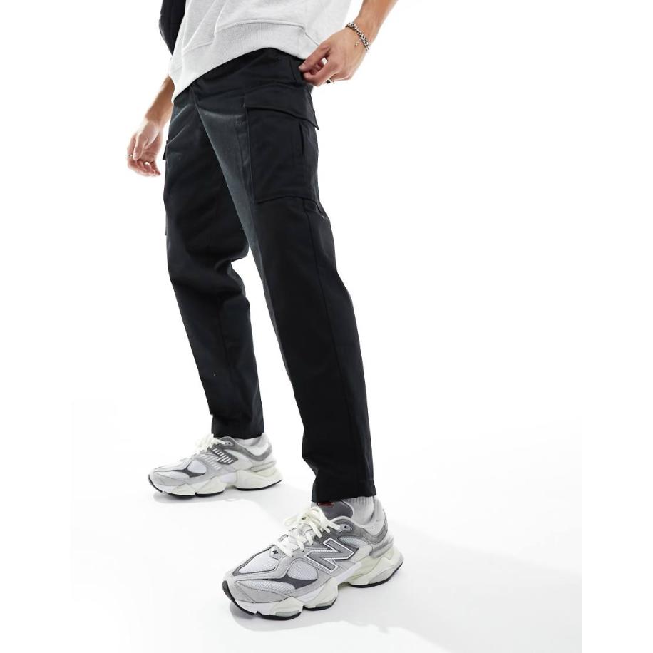 Jack & Jones - Toelopende nette cargobroek met geplooide voorkant in zwart Zwart