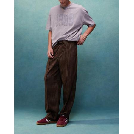 ASOS DESIGN - Nette joggingbroek met wijde pijpen en krijtstreep in bruin