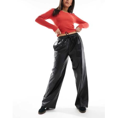 ASOS DESIGN Broek van imitatieleer met wijde pijpen en elastische taille in zwart met krokodillenmotief