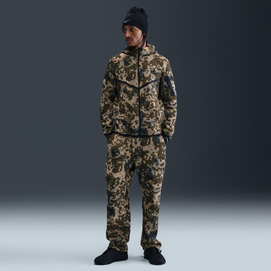 Nike Tech fleecebroek met camouflageprint met open zoom voor heren - Bruin Bruin