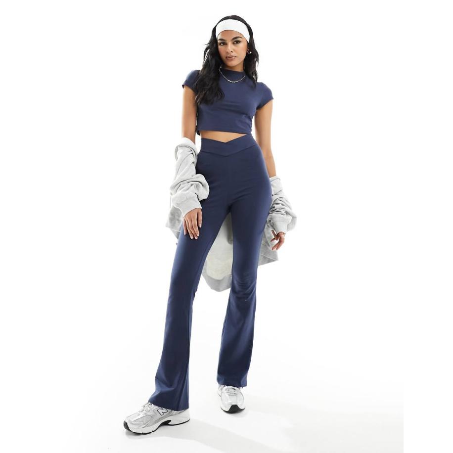 Miss Selfridge Flared legging met V-vormige voorkant in marineblauw, deel van co-ord set Blauw