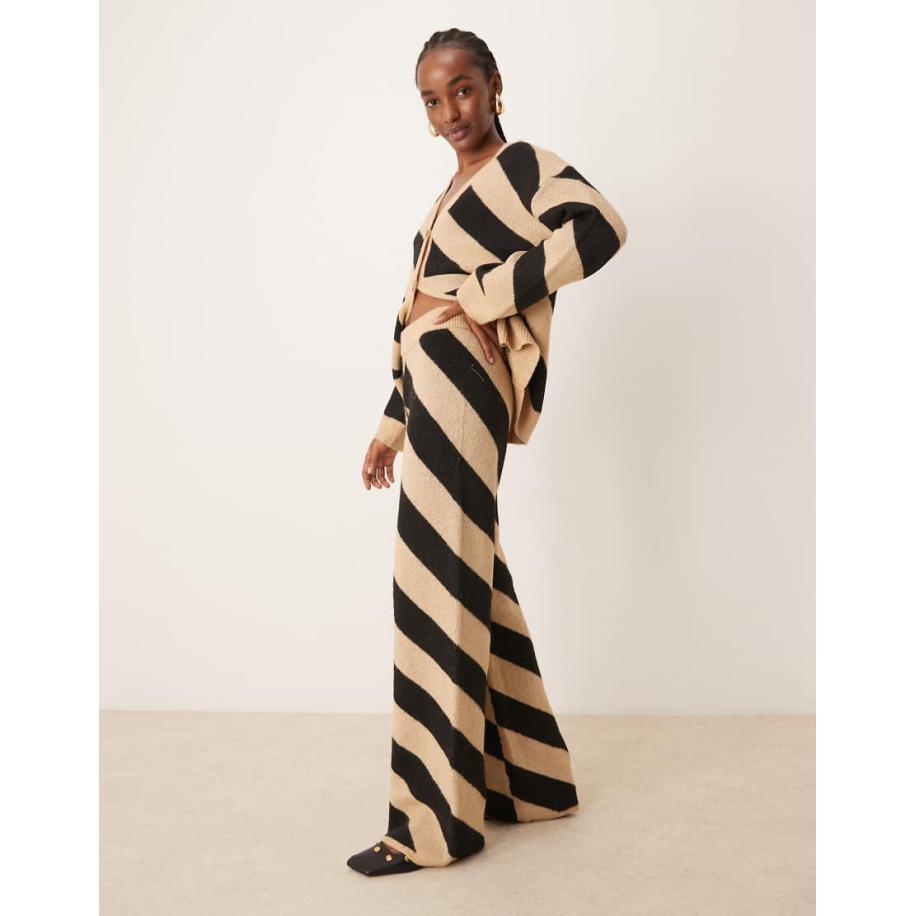 YAS Gebreide broek met wijde pijpen en brede strepen in camel, deel van co-ord set-Zwart Zwart