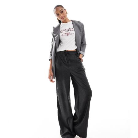 ASOS DESIGN Tall Elegante broek met wijde pijpen, krijtstreep en plooidetail in antracietgrijs
