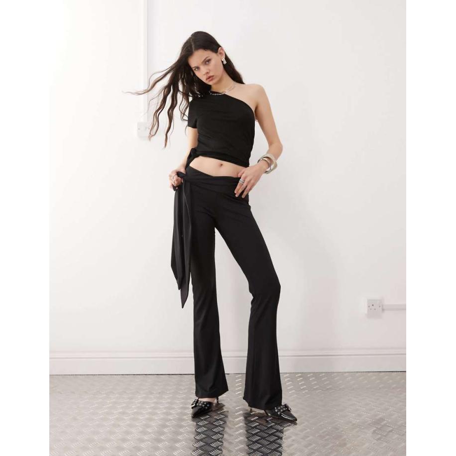 Lioness Flare-broek van gladde stof met lage taille en gedrapeerde, gestrikte zijkant in zwart, deel van co-ord set Zwart