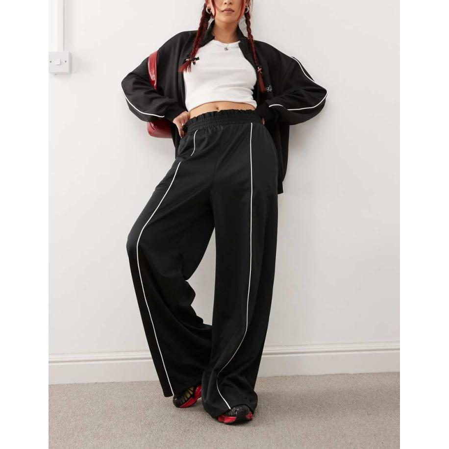 Monki Trainingsbroek met wijde pijpen, elastische taille en streep aan de voorkant in zwart Zwart