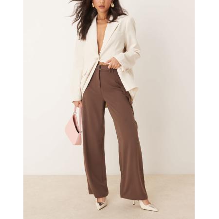 ASOS DESIGN Elegante, soepelvallende broek met wijde pijpen, overslag en plooien in chocoladebruin-Neutraal