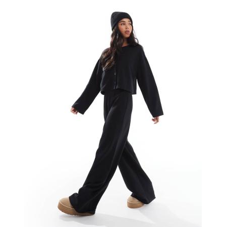 Miss Selfridge Zachte geribbelde broek met wijde pijpen in zwart