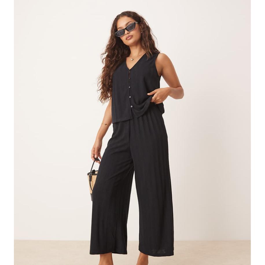 VILA Petite Lichtgewicht gebreide broek met wijde pijpen in zwart, deel van co-ord set Zwart