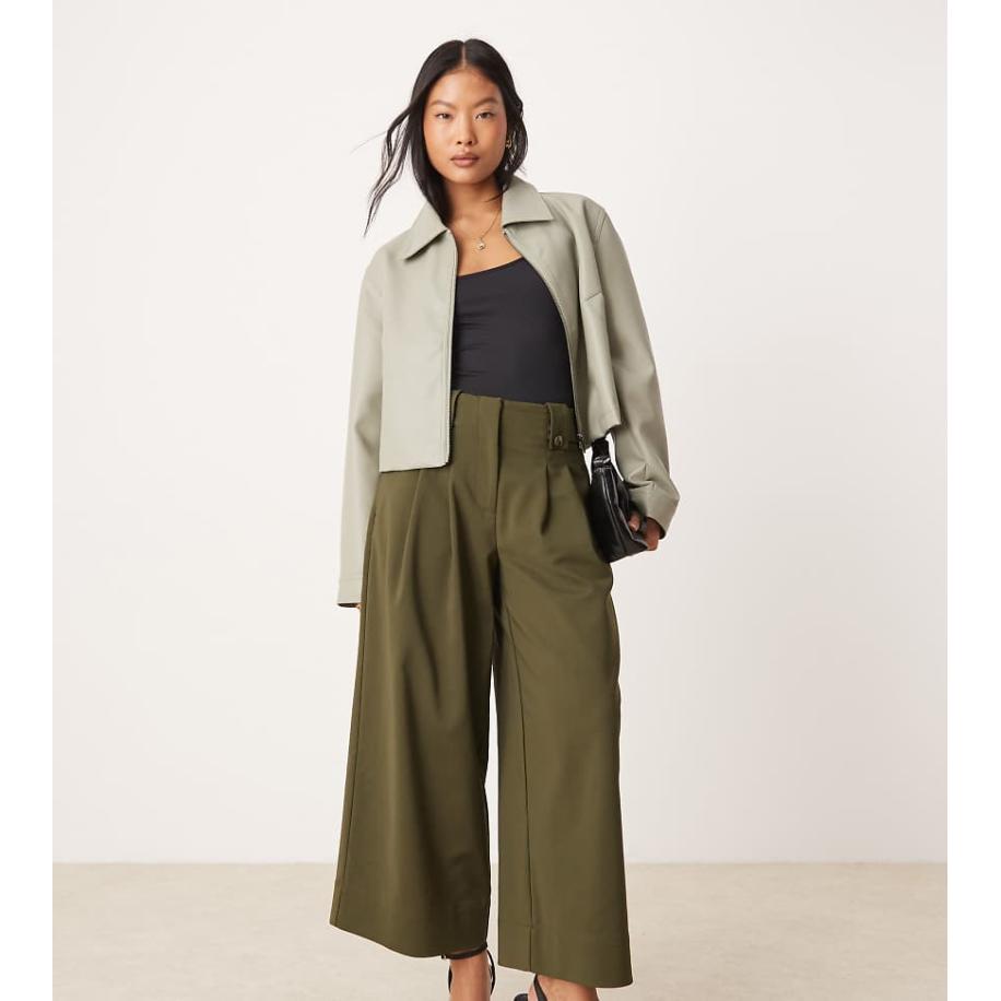 ASOS DESIGN Petite Cropped broek met verstelbare taillelipjes in olijfkleur-Groen Groen