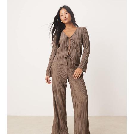JDY Petite Plissé broek met wijde pijpen in bruin, deel van co-ord set-Brown